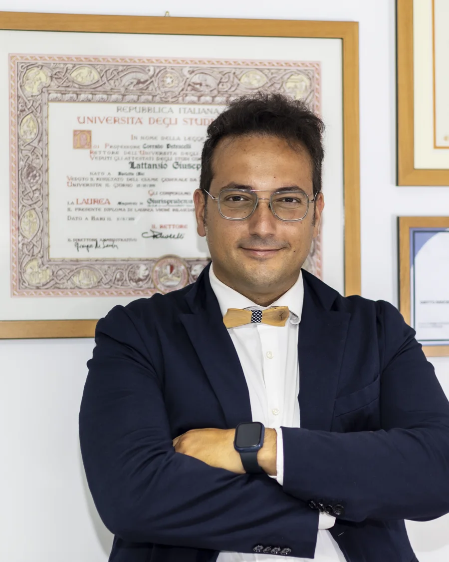 L'avvocato Giuseppe Lattanzio davanti ai suoi attestati